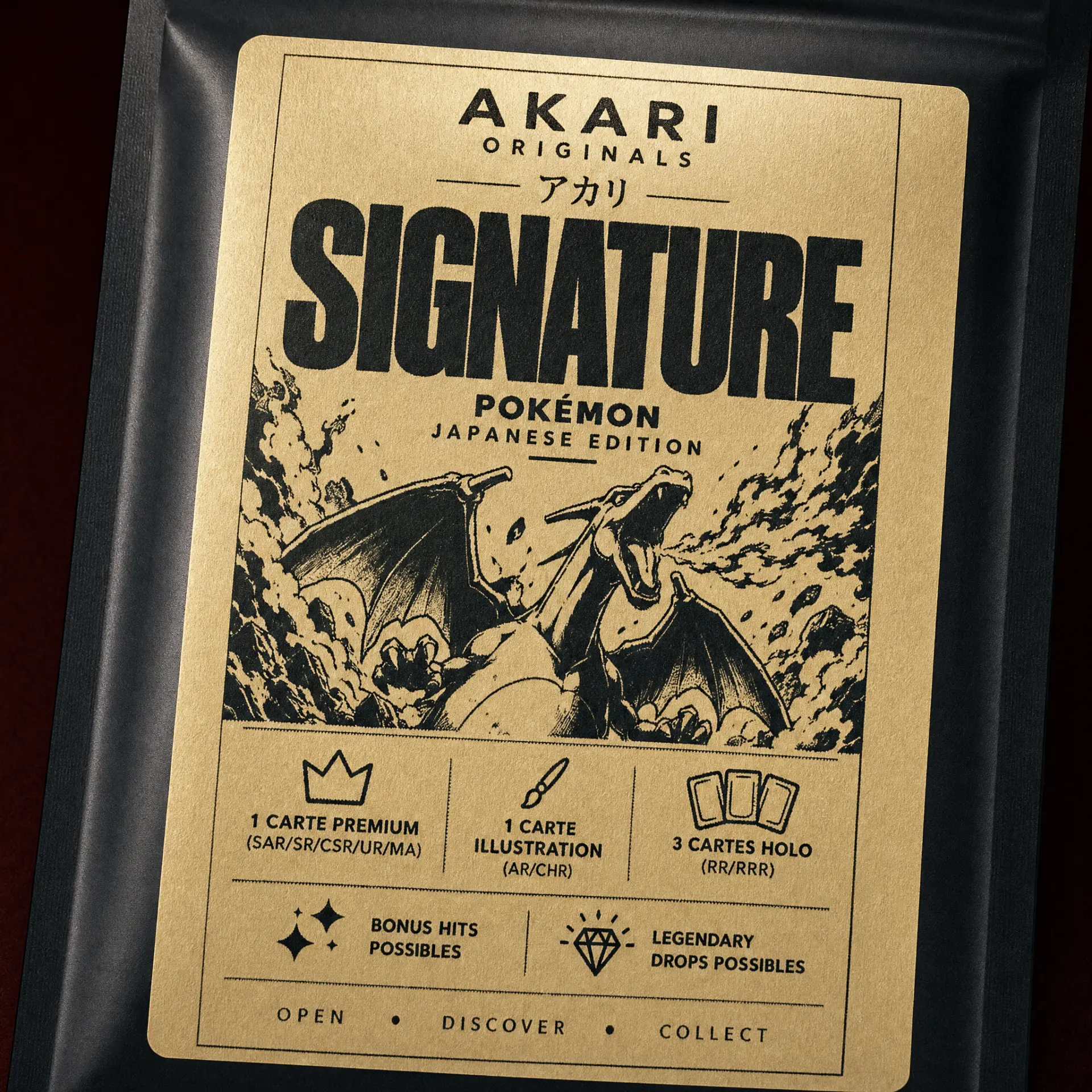 Gros plan sur l'étiquette kraft Akari Signature Pokémon : 1 carte premium, 1 illustration, 3 cartes holo
