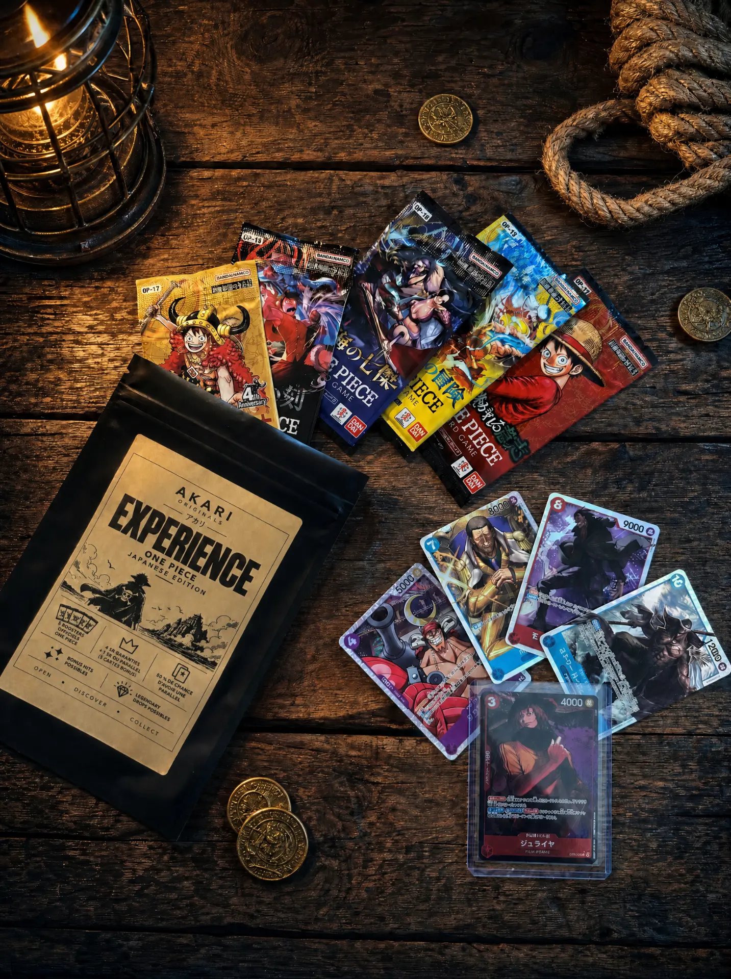 Sachet Akari Experience One Piece ouvert avec cinq boosters officiels japonais en éventail, pièces dorées, lanterne et corde, cartes Franky, Kizaru, Crocodile et Kaido et une carte en toploader